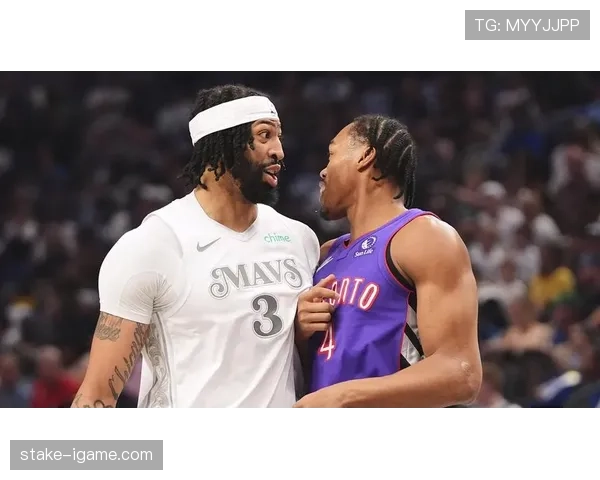 戴维斯荣膺盖帽王称号,展现防守统治力 戴维斯荣膺盖帽王称号,展现防守统治力