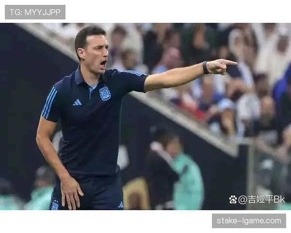 阿根廷战术革新揭秘：斯卡洛尼如何用数据与团队凝聚力重塑胜利蓝图