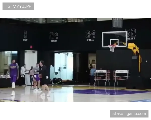 英格拉姆挡拆制造错位，相较上季投篮更高效