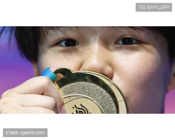 孙杨戴着名表啃泡面，隔着屏幕都能感到差距